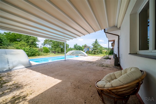 dům a bazén za domem [4/89]